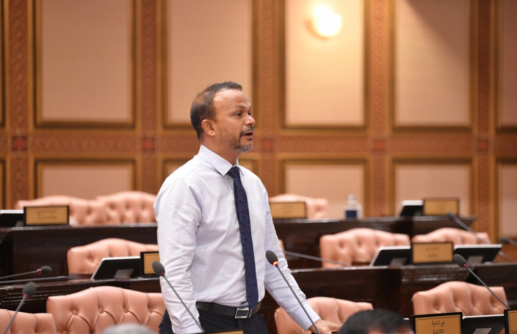Dhaulathuge viyafaarithah faahaga vanee amilla viyafaarithakah jessun kuran hingaa thanthanuge gothga: Ali Hussein