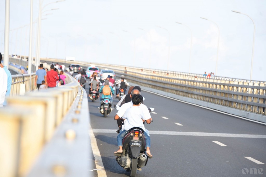Highway gai 4 car eh accident ve, bridge block vejje