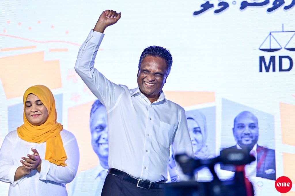 Azim: ''Alhugandaa medhu rayyithun shakkeh nukuraane, mi annanee furihama Male ehgge amaazugai''