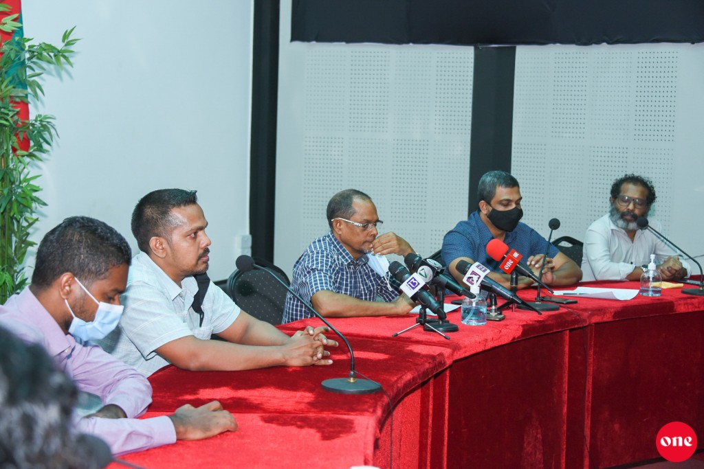 Hageegai nubalaa noosverin kuhveri koh, mahsala belumakee minivan noosverikamah huras elhun: Editors guild