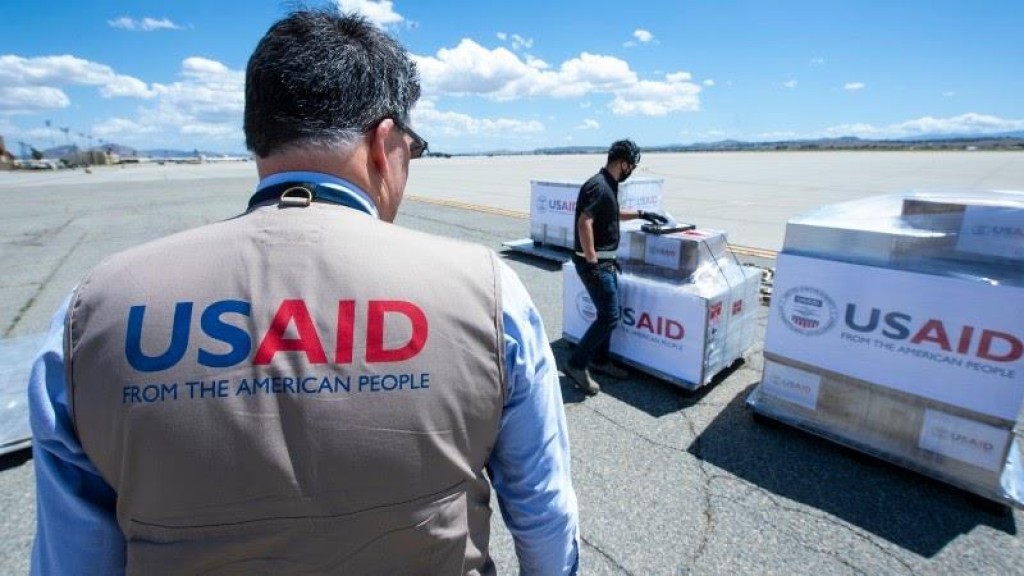 America in Raajje ah emergency medical equipment foaru kohdhenee