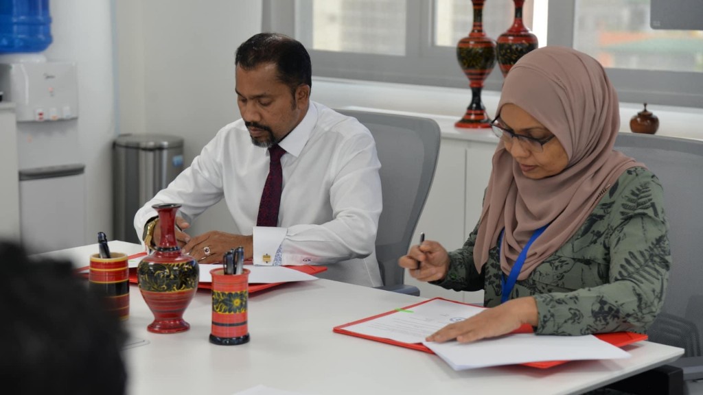 Avid  College inn Economic Ministry aa gulhigen hiley IT course thakeh
