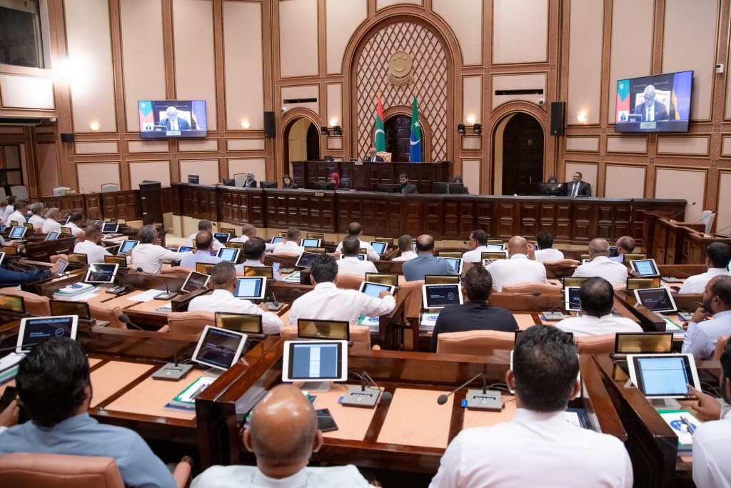 Vape manaakoh, nugavaidhun cigarette boa thanthanuge viyafaari huhdha baathilu kuraa bill committee ah