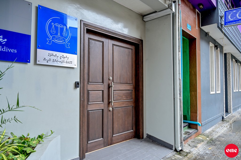 Thahugeegah ehbaarulun dhin Ombudsperson ge ofeehuge muvazzafun suspend kurun ACC in kuhverikohffi