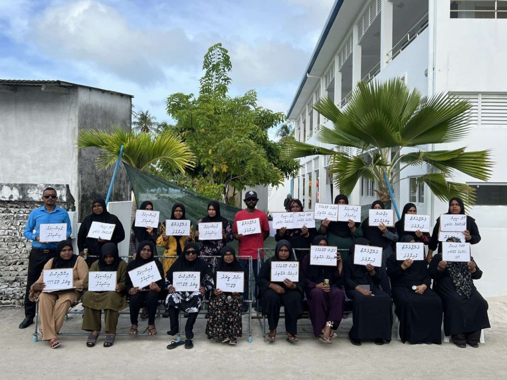 Dhanbidhoo school miadhuves bandhu, baeh dharivarun vahddhan jehunee fuluhunge eheegai