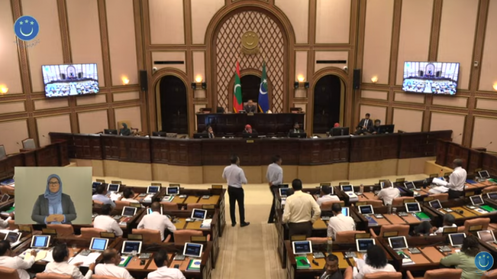 Majilis feshee Afeefge riyaasathugai, party thakaa mashvaraa kurumah jalsaa anehkkaaves medhukandaalaifi