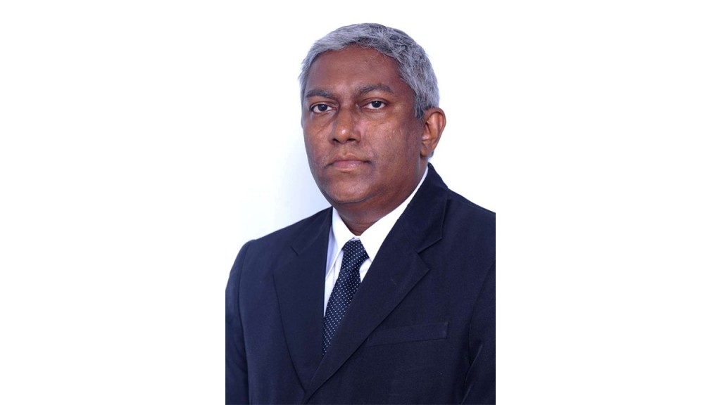 Finance Ministry ge State Minister akah hunnevi Ismail Ali Maniku, Island Aviation ge board ah