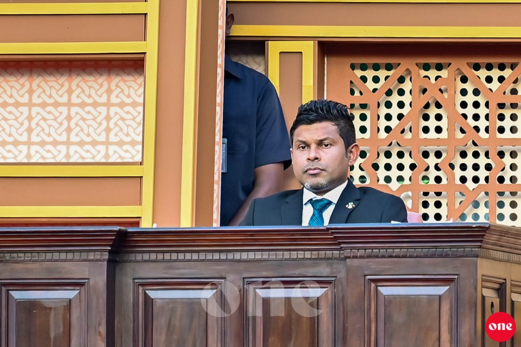 Dhivehiraahjjeyge aa Naiburaees Al Usthaz Hussain Mohamed Latheef akee kon beyfulheh?