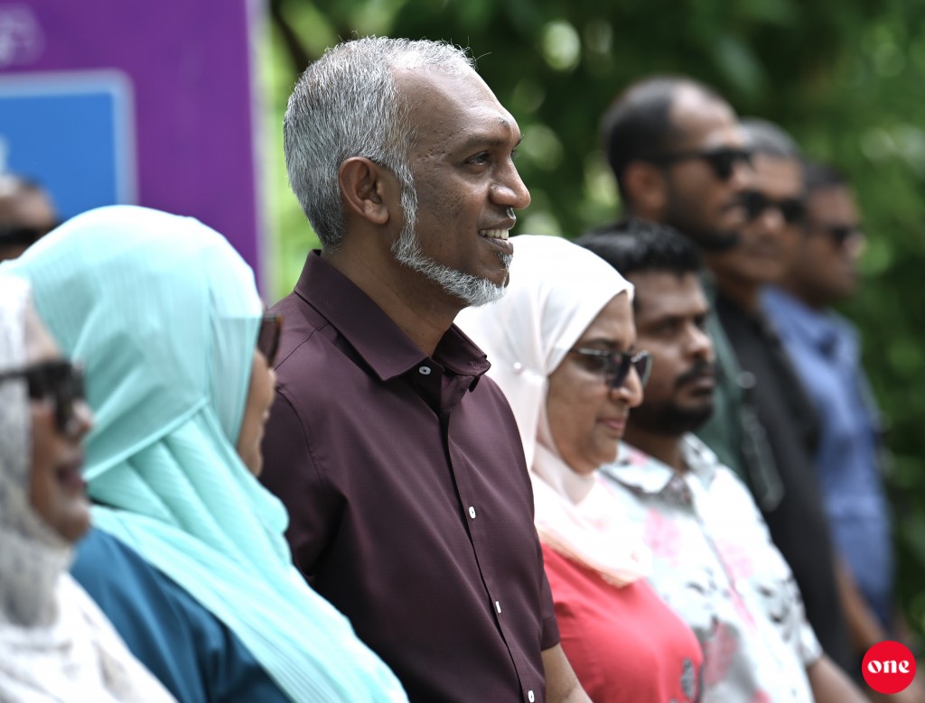 Vilimale moodhah erey sarahahdhu himaayaiy kurumakee muhinmu kameh, ekan kohdheynan: Raees