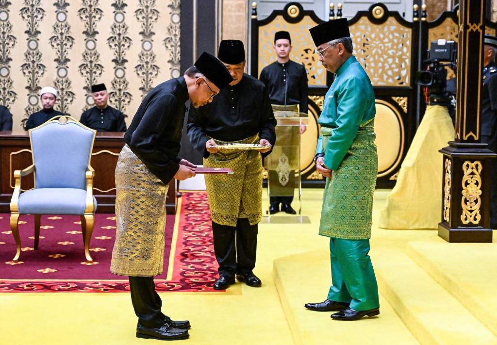 New Malaysian Cabinet led by Anwar Ibrahim sworn in at the national palace