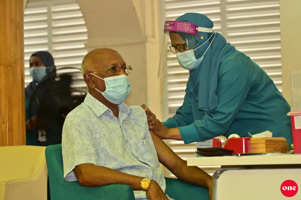Dhuvaalakah 10,000 meehunnah covid vaccine dheveyne: Health Minister