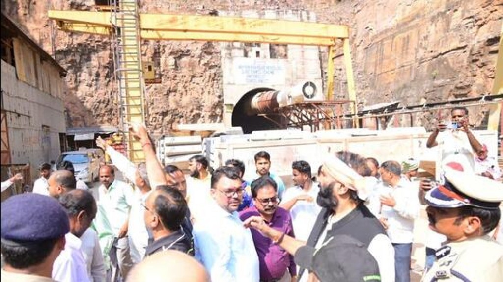India gai tunnel eh vetti, 8 meehaku thaashivejje