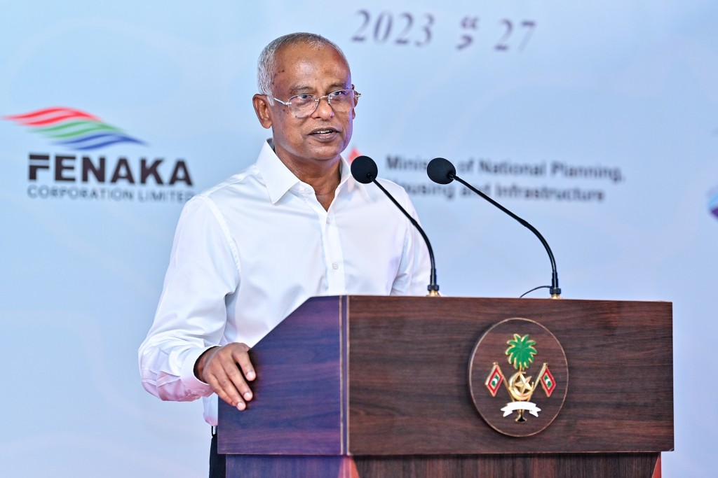 Private jet jehsey gothah Magoodhoo Airport ge runway bodukuranee
