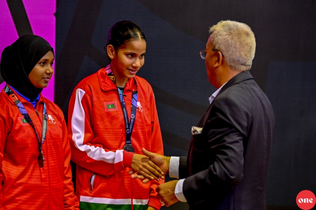 Hiyvarugadha kulhumakah fahu Dheema ah Cadet Singles ge rihi medal, champion kann varugadha India ah