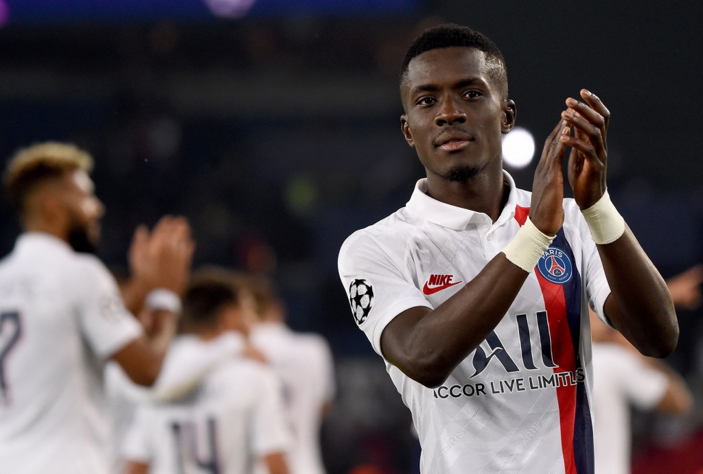 LGBTQ promote kurumah PSG in farumaa kuri jersey gai nukulhe, Gueye dhekkee hiyyvaru!
