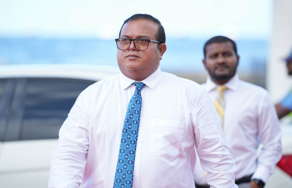 Beyru ge safeerakaa aslam bahdhalu kurehvi kamah Raees Muizzu vidhaalhuvi vaahaka Majlis in dhogukoffi
