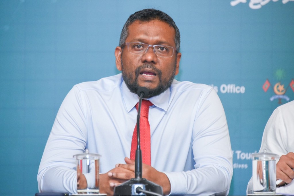 Miadhu hudhumuhuthaaru kameh neiy, Yameenge verikamuge aniyaaverikamuge mathin rayyithun handhaan nethijje: Fayyaz