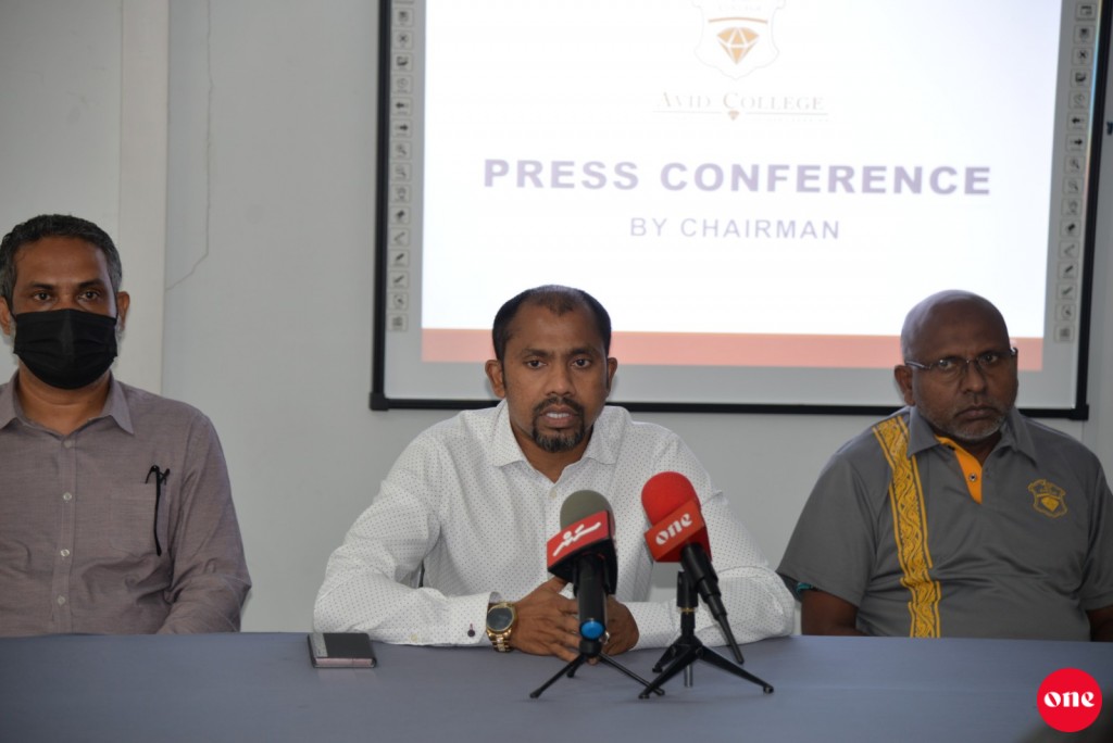 Flying school hingan AAA aa eku hedhi ehbas vun Avid in baathilu kohfi