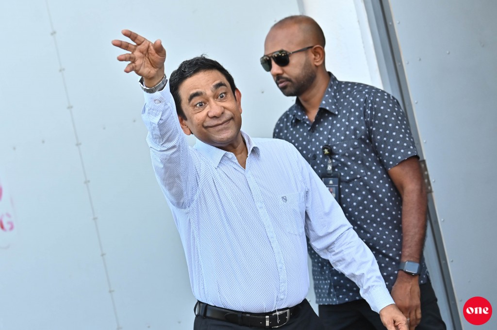 Yameen shareeathah haazireh nuvi, gaanoonee fiyavalhu alhaane kamuge inzaaru