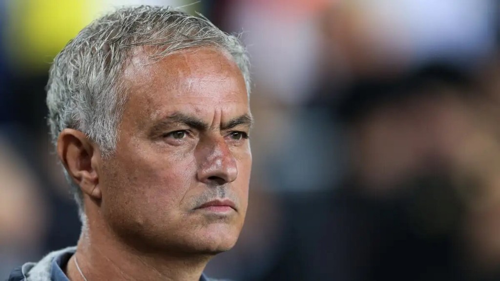 Referee ah faadu kiyumun Mourinho ah adhabu dheefi