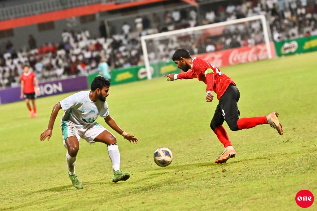 ވަން ފޮޓޯ: ގޯލްޑް ކަޕް ފައިނަލުގައި އައްޑޫ ބަލިކޮށް އޭދަފުށިން ތަށި އުފުލައިލުން