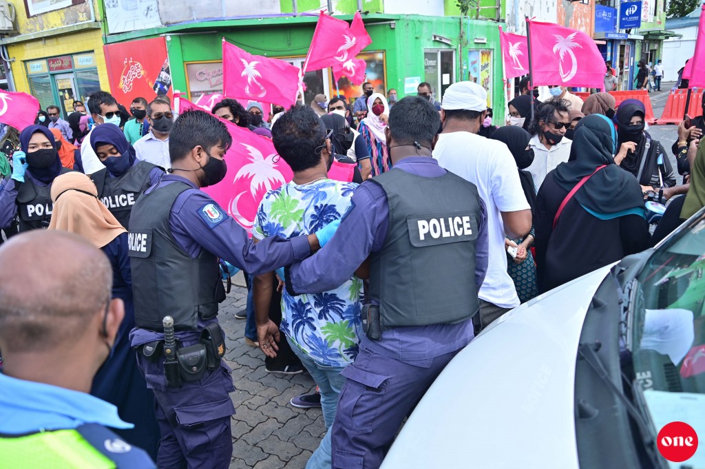 Idhikolhun miadhu kuriah gendhiya muzaaharaage therein 13 meehaku hayyarukohffi