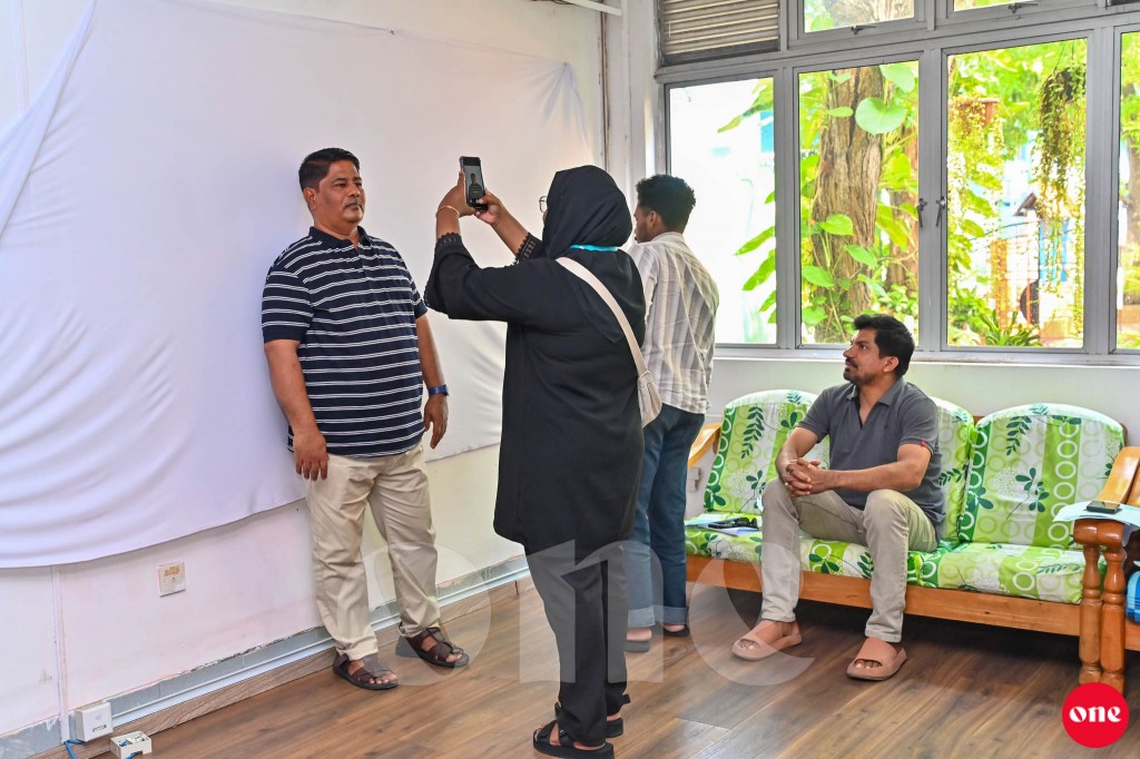 ވަން ފޮޓޯ: ބިދޭސީންގެ މައުލޫމާތު އެއްކުރުމަށް މިއަދު ކުރިއަށް ގެންދިޔަ ބޮޑު ހަރަކާތް