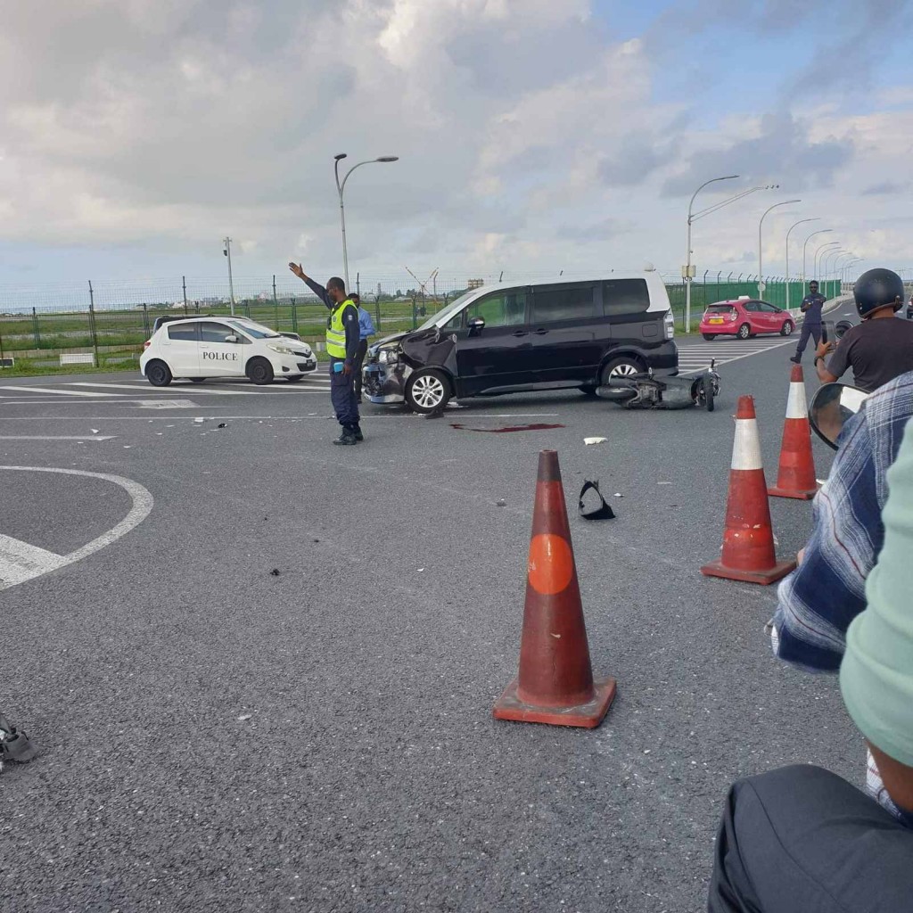 Bridge light kairin hingi accident ehgai 3 meehakah aniyaa vejje