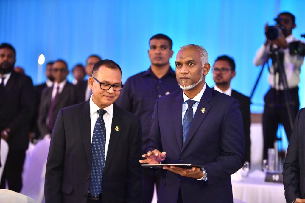 Amaazakee gedhoruge dhathikamuge sababun enme dhivessakuves karuna alhan nujehey zamaaneh genesdhinun: Raees