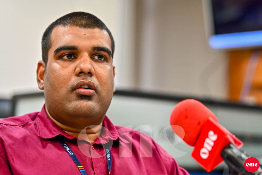 Nuvaane'ey buni enmenah Au saabithu kohddhinee vaanekan, Miadhu Au aa nulai ofeehah falhukan!