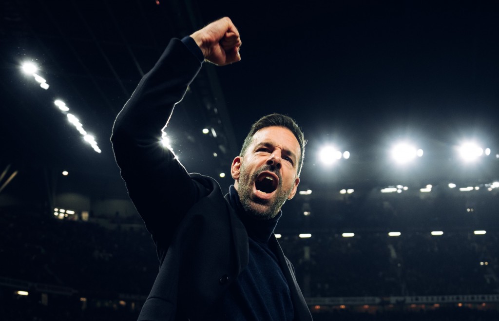 Nistelrooy aaeku United in quarter ah, Chelsea kataifi
