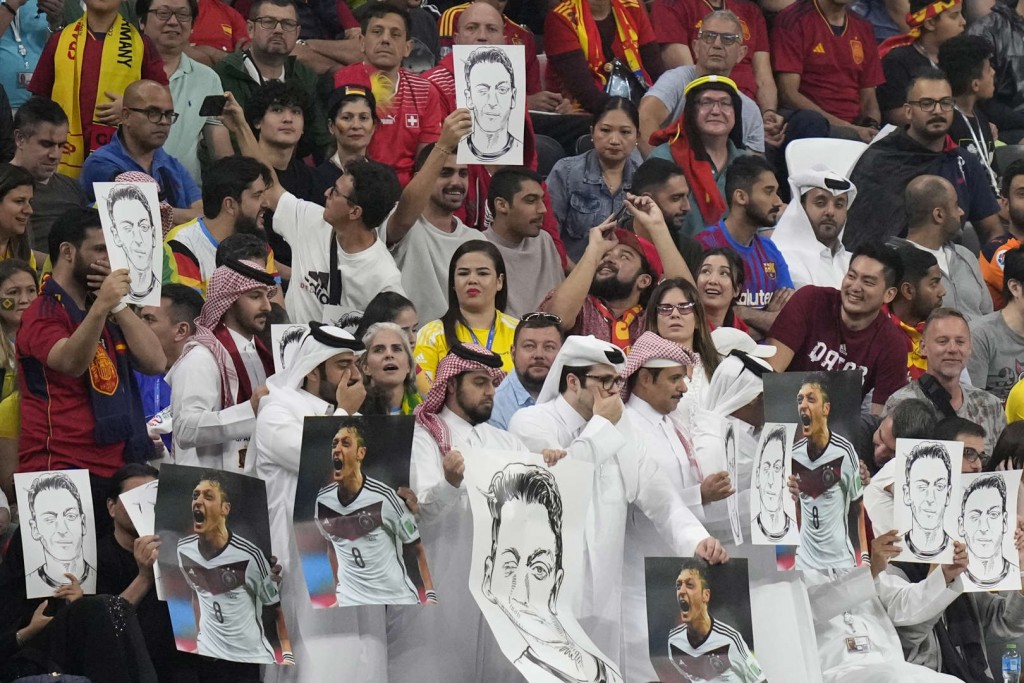 Ehjinsun ulhun promote nukureveythee Germany inn dhekki manzarah Qatar inn rahdhu dhinee Ozil ge photo inn!