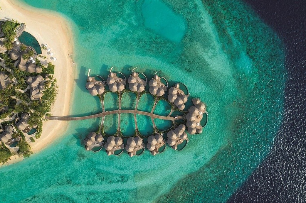 Midhiya mahu enme bodu service charge eh Nautilus Maldives inn, konme muvazzafakah 25,000 Rufiyaa