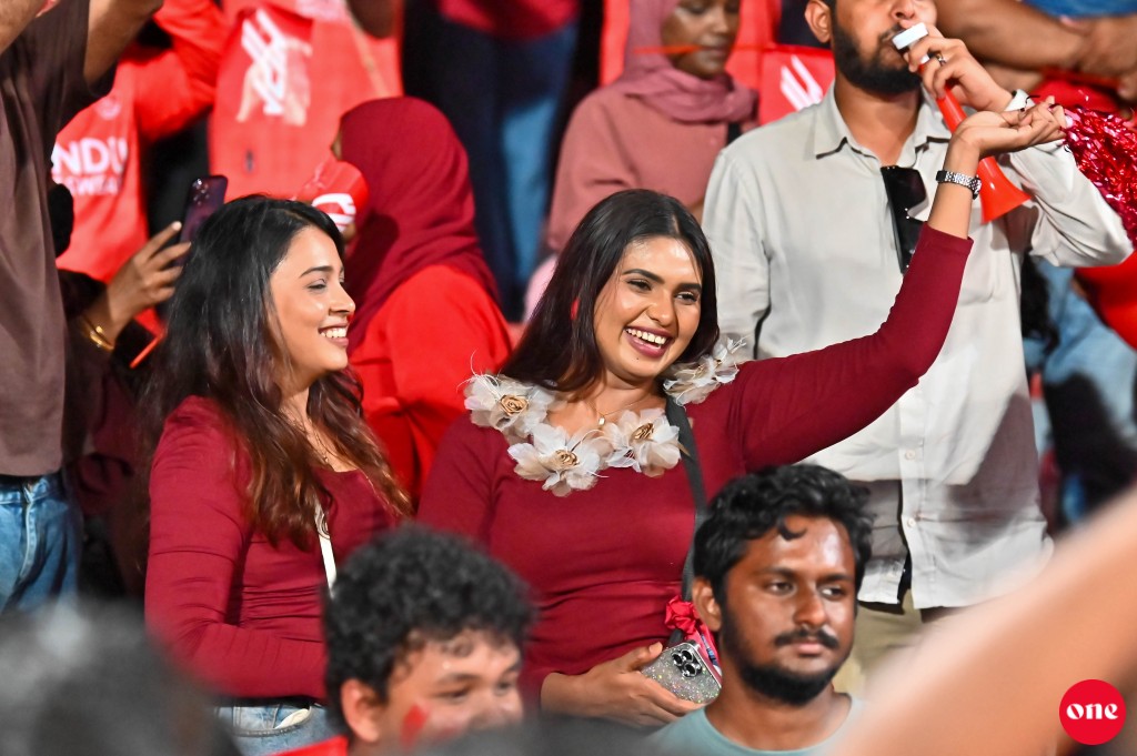 ވަން ފޮޓޯ: ގޯލްޑް ކަޕް ފައިނަލުގައި އައްޑޫ ބަލިކޮށް އޭދަފުށިން ތަށި އުފުލައިލުން