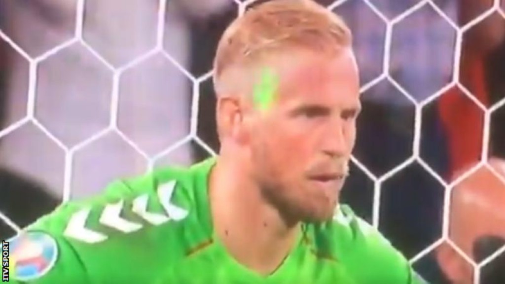 Schmeichel moonah laser alhuvai, gaumee salaamah ihuthiraamu kandaalumun England ah fiyavalhu alhanee