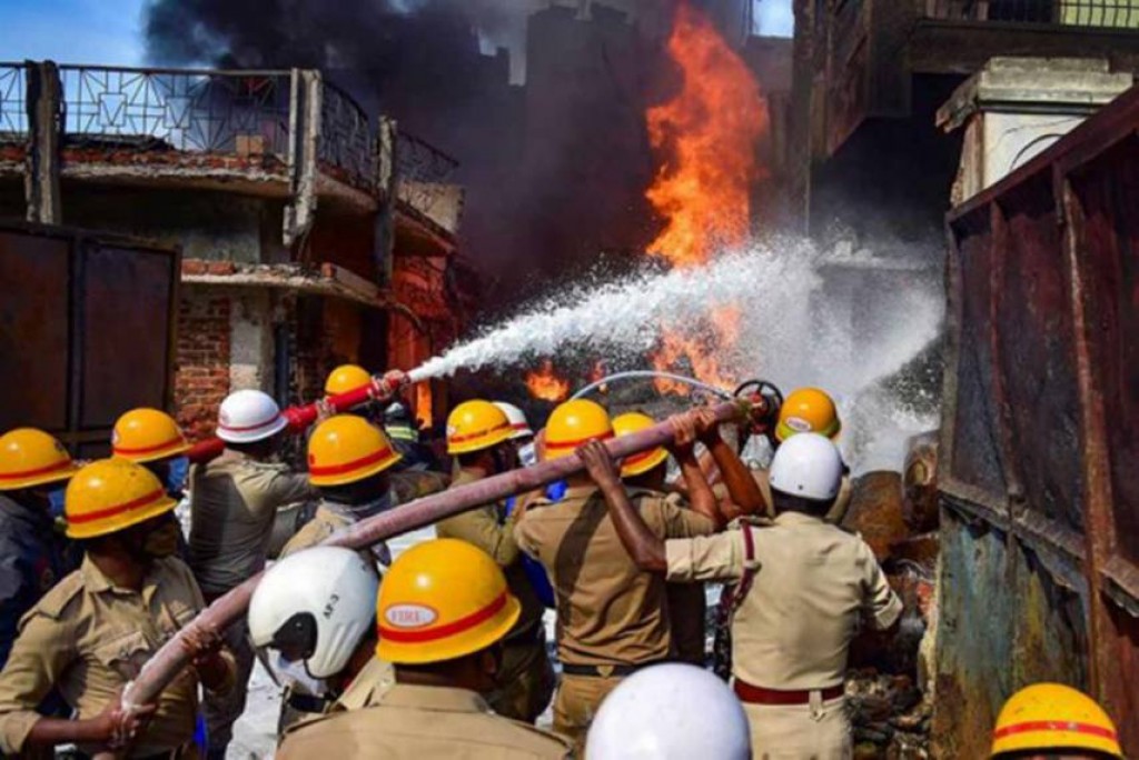 Delhi ge factory eh gai alifaan roave 3 meehaku maruvejje
