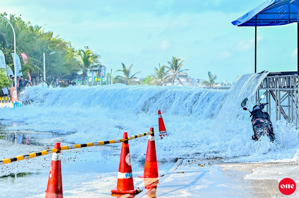 Male ' sarahahdhah varah bodah udha aranee, vehicle thakugai dhathuru kuramund dhiya gina bayakah aniyaa!
