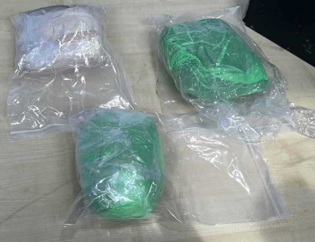 Courier medhuverikoh Raajje ethere kuran ulhunu 3.3 kilo ge masthuvaa thakethi athulaigenfi