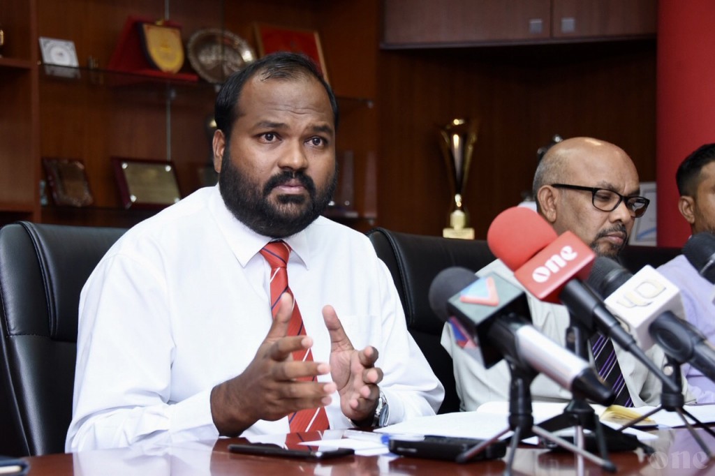 Minister Waheed travels to Central Maldives for tourism development research