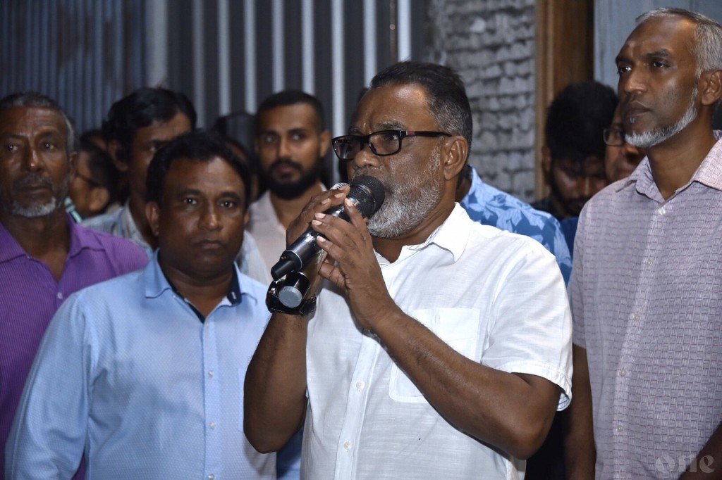 Aiyfunaa alhaigen ves Muizzu aa vaadha kureveyne meehaku nufennaane: Adhurey