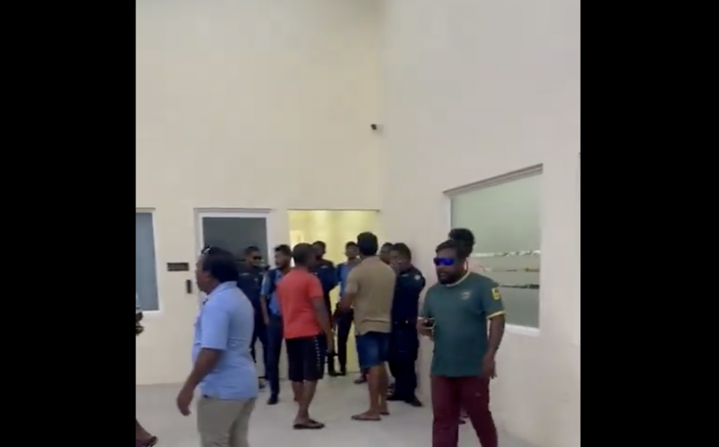 Faisaa libun lasve, masverin, Kooddoo gai muzaaharaa kuranee