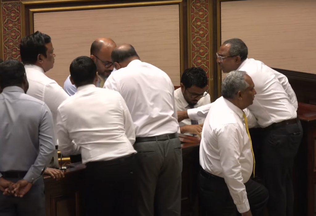 Aslam aai Ameer ge ves haaskameh nei, Democrats halhuthaalugai thihbbai budget hushahalhai ninmaifi