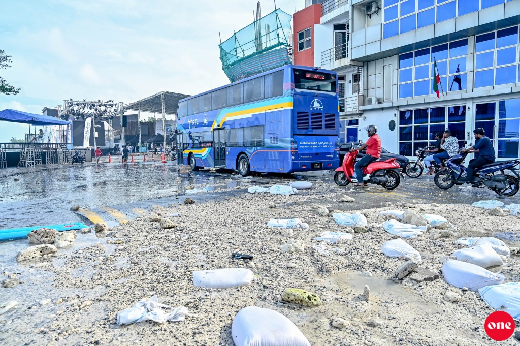 Udha erumuge sababun carnival route ge bus ge khidhumaiy medhu kandaalaifi