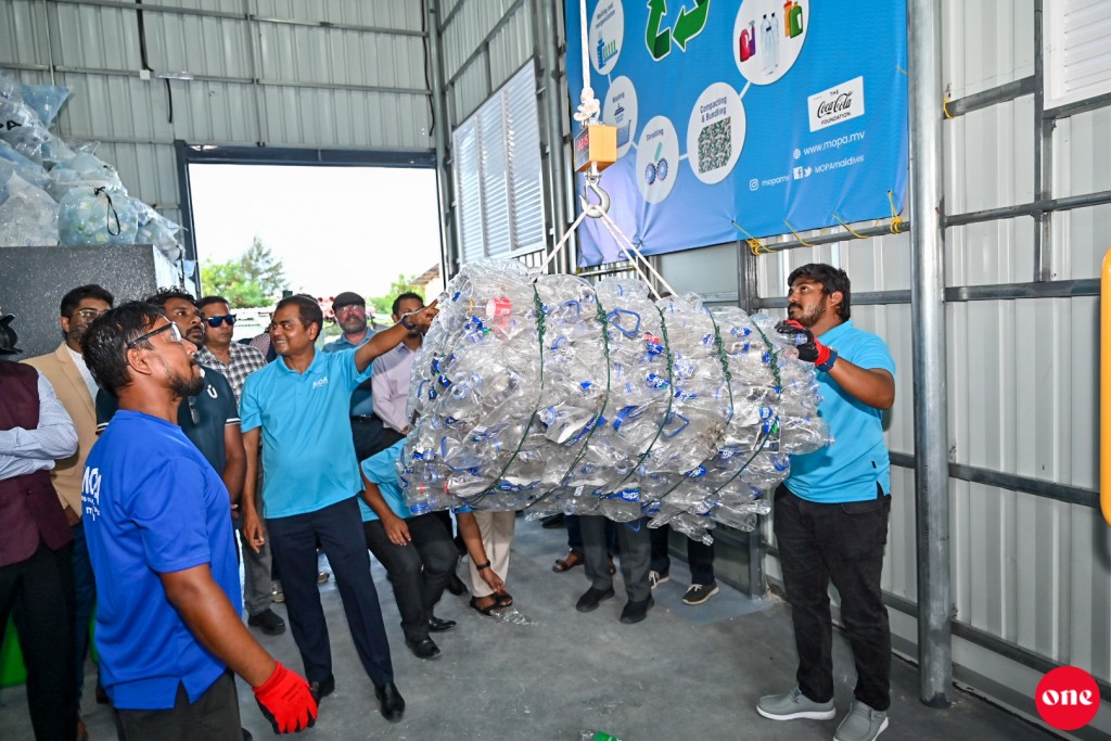 Cocacola foundation aai MOPA gulhigen Raajjey gai furathama faharah Material recovery facility eh gaaimu koffi