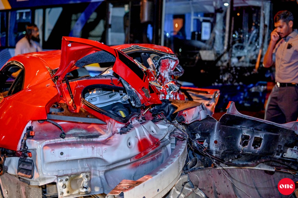 Accident vee careh ehen car ehgai jehi control nuve goss bahugai jehigen: Fuluhun