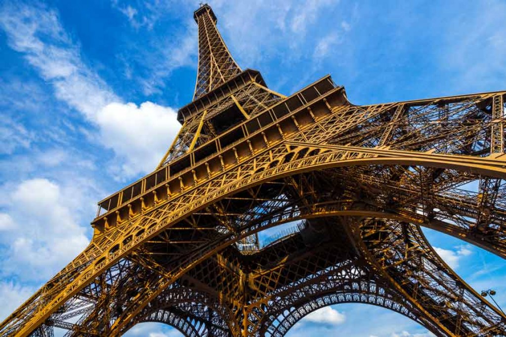 Bomuge inzaaraa eku Eiffel Tower huskohffi