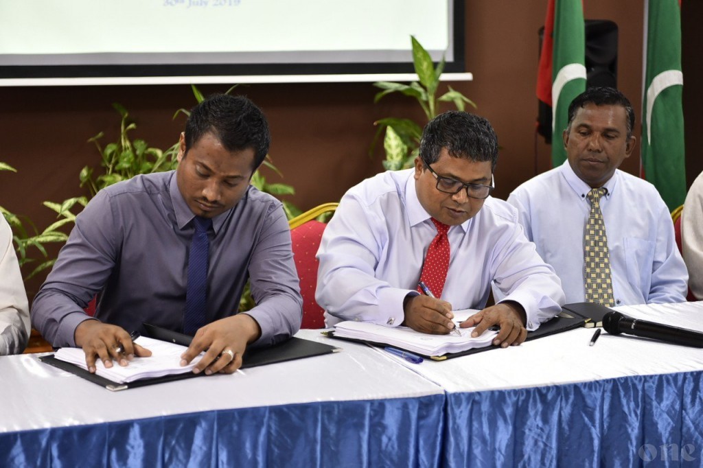 Contract signed to install drainage system in Holhudhoo