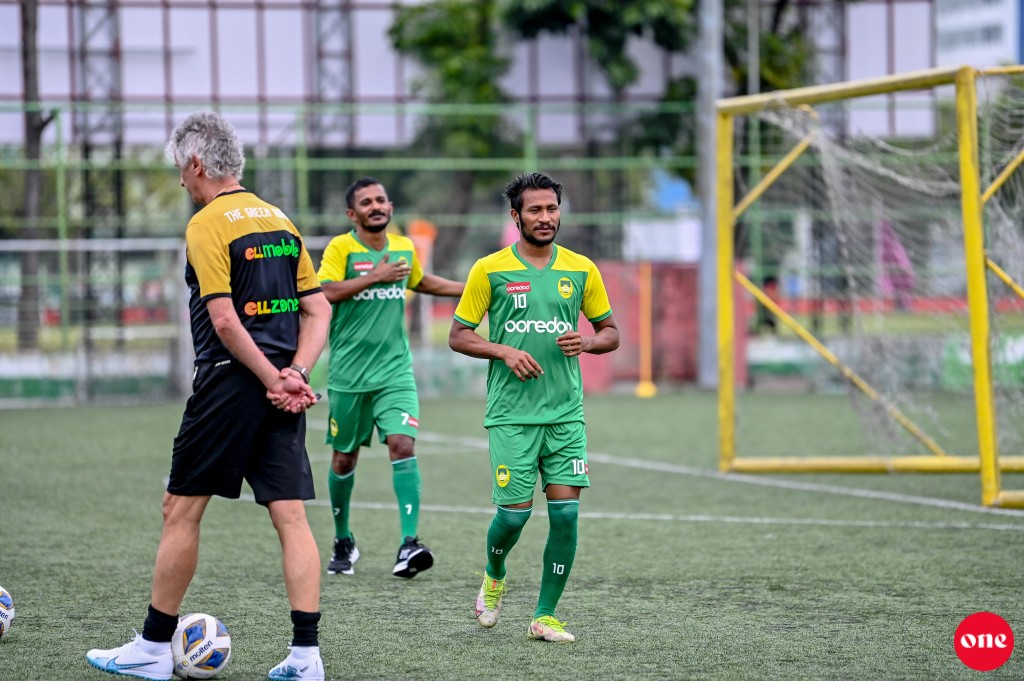 One Photo: Aa coach Ivan aaeku Maziya in season ah thayyaaruvaan feshun