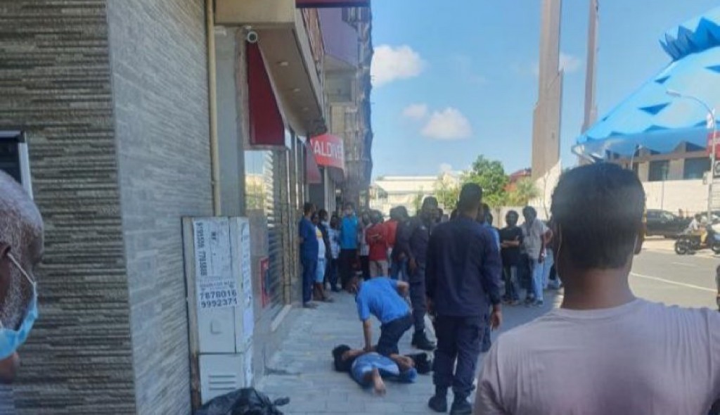 Anhenunnaa foshi aanmu undhagoo kuramun dhiya bidheysee aku fuluhun hayyaru koffi