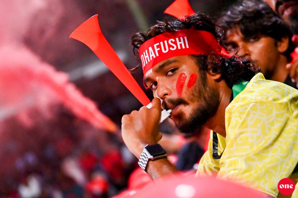 ވަން ފޮޓޯ: ގޯލްޑް ކަޕް ފައިނަލުގައި އައްޑޫ ބަލިކޮށް އޭދަފުށިން ތަށި އުފުލައިލުން